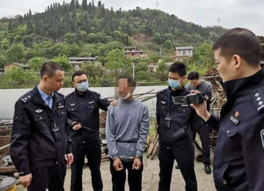 在云南省华坪县荣将镇的一条小巷内抓获隐姓埋名潜逃19年的命案逃犯黄