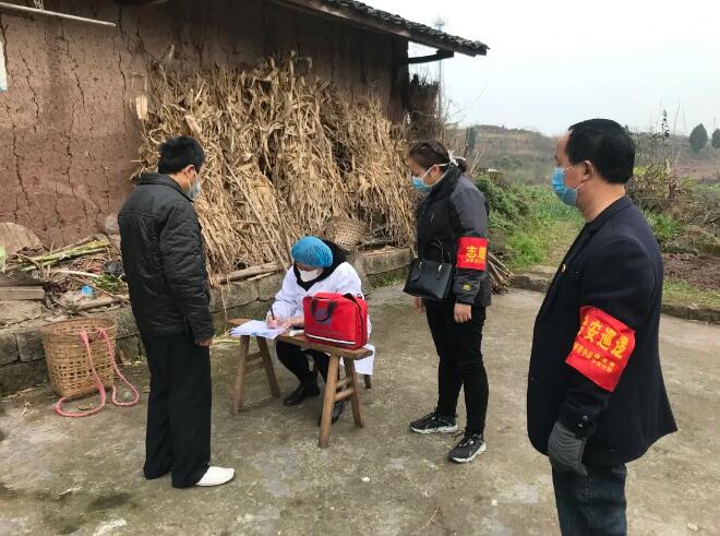 疫情防控期间,潘丹丹(右二)对居家观察人员进行防疫知识宣传
