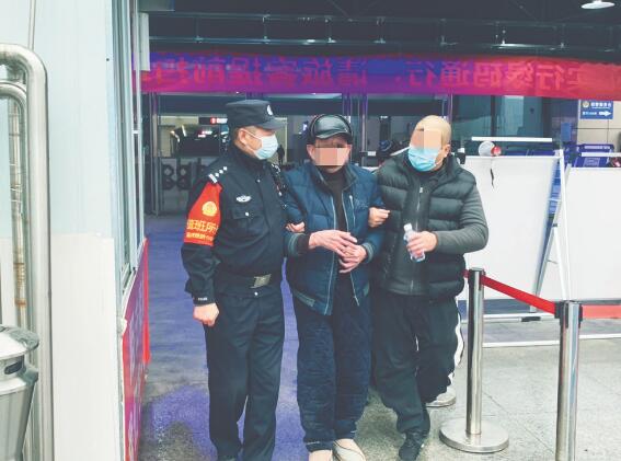 老人忘记回家路民警热心助寻亲